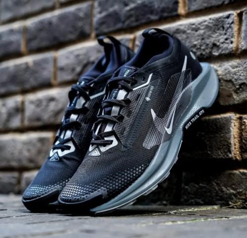 Nik_ee Pegasus Trail 5 Black Wolf Grey
